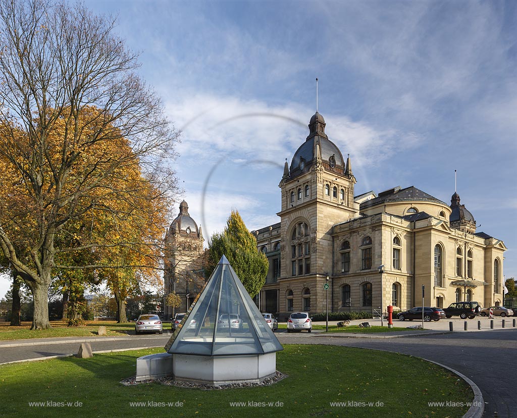 Wuppertal-Elberfeld, historische stadthalle  , auch: Historische Stadthalle am Johannisberg mit Lichtkuppel (fuer Tiefgaragenbeleuchtung) in Form einer siebeneckigen Pyramide; Wuppertal-Elberfeld, guildhall historische Stadthalle, as known as Historische Stadthalle am Johannisberg.