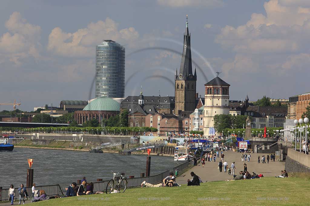 Blick aus suedlicher Richtung auf Rheinpromenade in Dsseldorf, Duesseldorf in Sommerstimmung mit Sicht auf Touristen, Besuchern