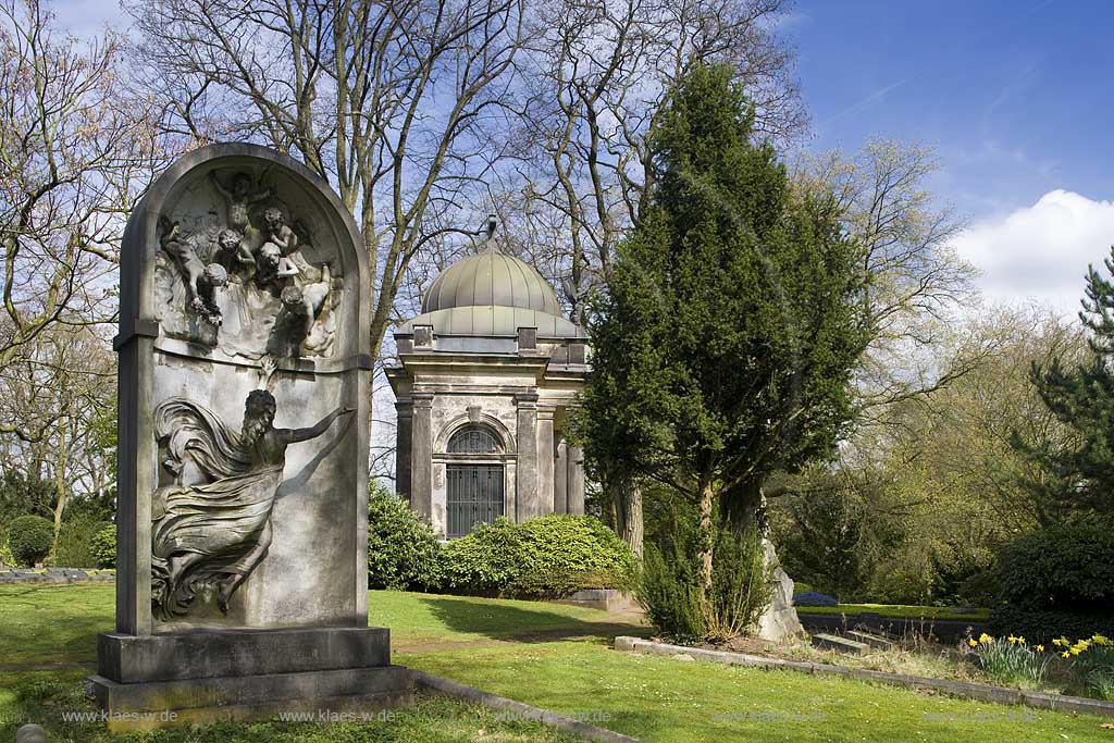 Duesseldorf Derendorf, Nordfriedhof Impression mit Skulptur bzw. Denmal und Mausoleum in Fruehlingslandschaft; North cemetery with a memorial and mausoleum in stringtime