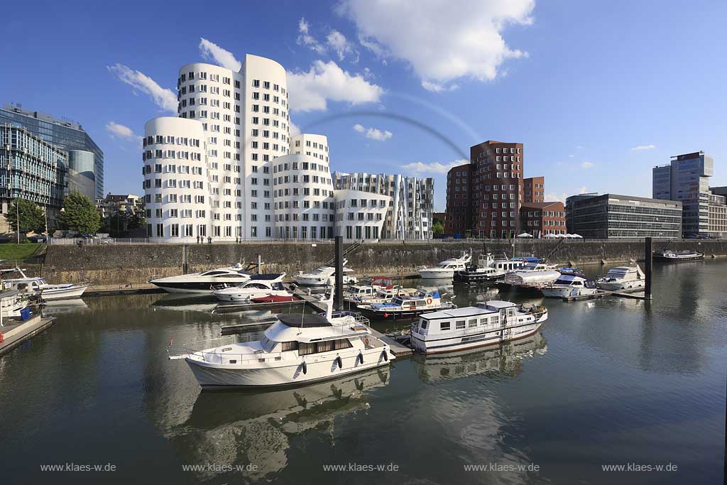 Blick in neuen Medienhafen, Hafen in Dsseldorf, Duesseldorf mit Sicht auf Gehry Bauten, Rhein und Booten, Schiffen im Hafen in Sommerstimmung