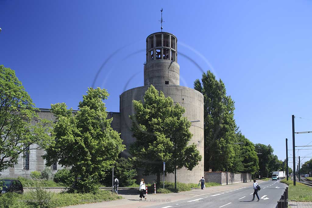 Blick auf Bunkerkirche St. Sakrament in Dsseldorf, Duesseldorf-Heerdt in Sommerstimmung