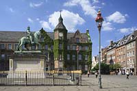 Altstadt, Düsseldorf, Duesseldorf, Niederrhein, Bergisches Land, Blick auf Rathaus mit Jan Wellem Denkmal auf Marktplatz 