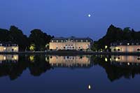Blick über, ueber den Frontweiher mit Spiegelbild auf Schloss Benrath in Düsseldorf, Duesseldorf-Benrath in Abendstimmung mit Mond
