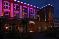Flingern, Düsseldorf, Duesseldorf, Blick auf beleuchtetes Capitol Theater zur blauen Stunde mit Werbung für, fuer Miami Nights Musical