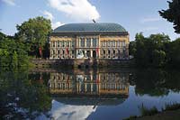 Blick über, ueber Kaiserteich auf Staendehaus, Ständehaus mit Spiegellbild in Düsseldorf, Duesseldorf-Friedrichstadt in Sommerstimmung