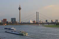 Hafen, Düsseldorf, Duesseldorf, Blick über, ueber Rhein mit Schiff auf Fernsehturm, Rheinkniebrücke, Rheinkniebruecke und Gehry Bauten