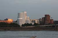 Hafen, Düsseldorf, Duesseldorf, Blick bei Sonnenuntergang über, ueber Rhein auf Gehry Bauten mit Sonnenreflection in den Fenstern