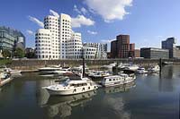 Blick in neuen Medienhafen, Hafen in Düsseldorf, Duesseldorf mit Sicht auf Gehry Bauten, Rhein und Booten, Schiffen im Hafen in Sommerstimmung