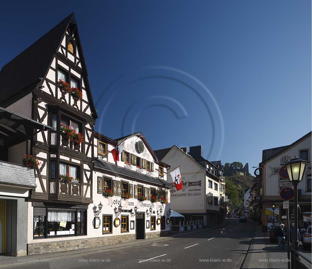 Altenahr, Fachwerkhaus Hotel Zum schwarzen Kreuz mit Ortsdurchfahtstrasse und Burg Are im Hintergrund; Historical framework Hotel "Zum Weissen Kreuz"with view to castle Are