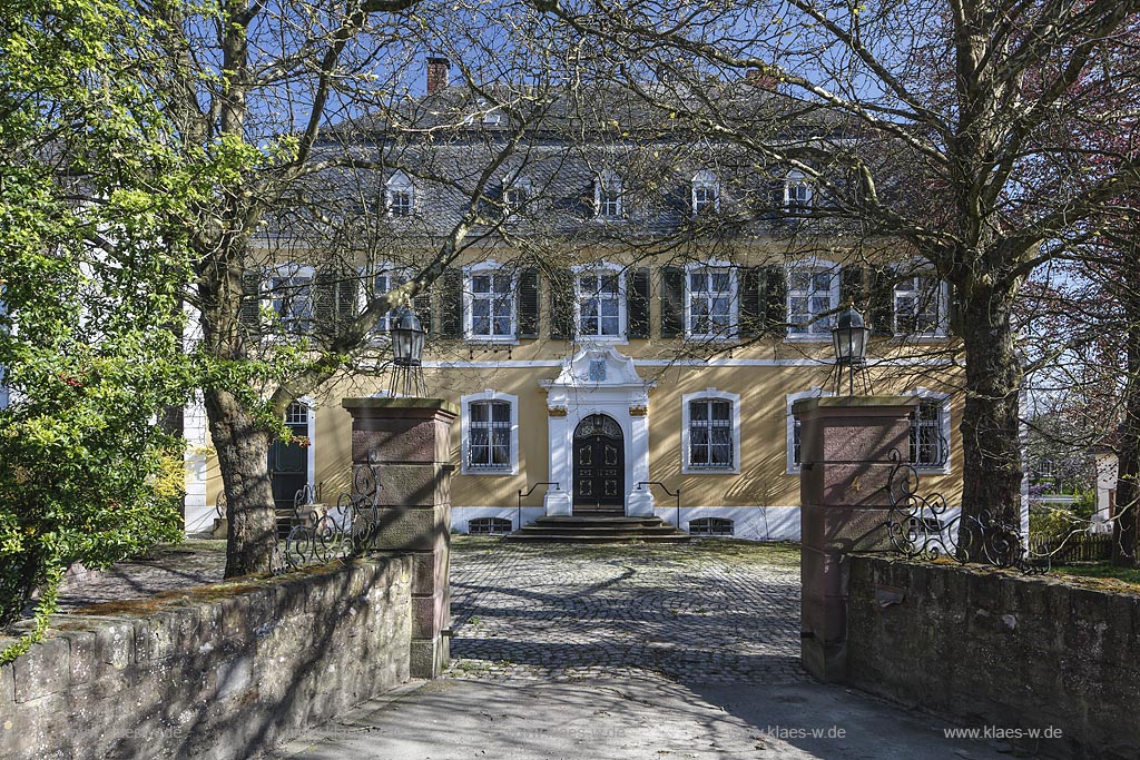 Bitburg Schloss Bickendorf Sehenswert ist das sogenannte Schloss Bickendorf, ein Gutshaus mit sehenswertem Garten aus der Mitte des 18. Jahrhunderts ; Bitburg Castle Bickendorf,  it is a mansion, which is well worth seeing.