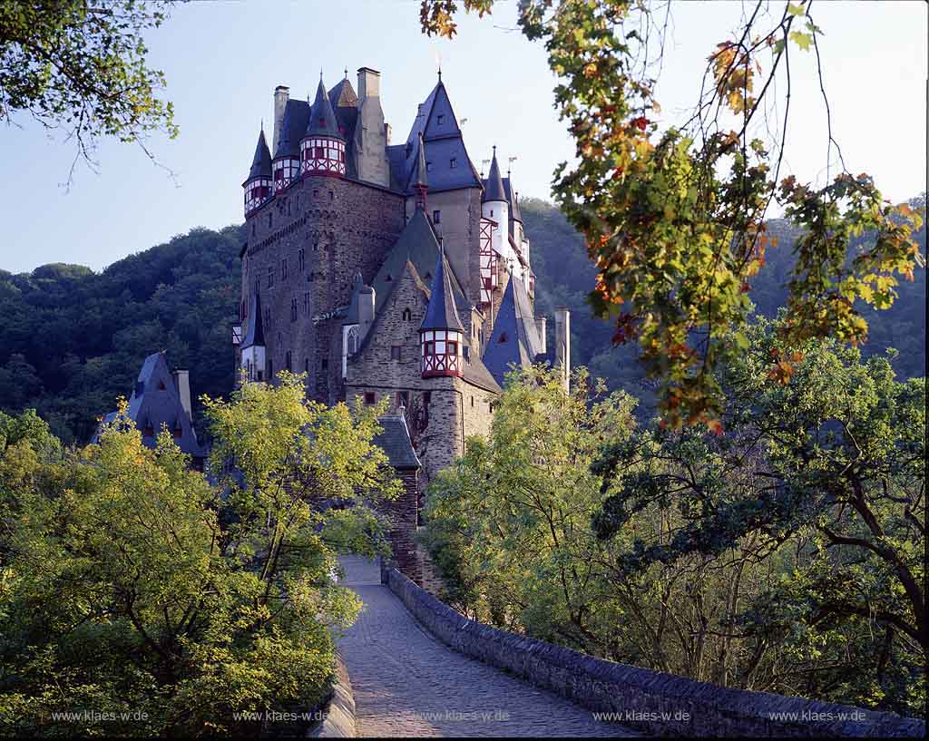 Wierschem, Burg Eltz,Tal der Elz, Mnstermaifeld, Muenstermaifeld, Landkreis Mayen-Koblenz, Eifel, Blick auf Burg Eltz    