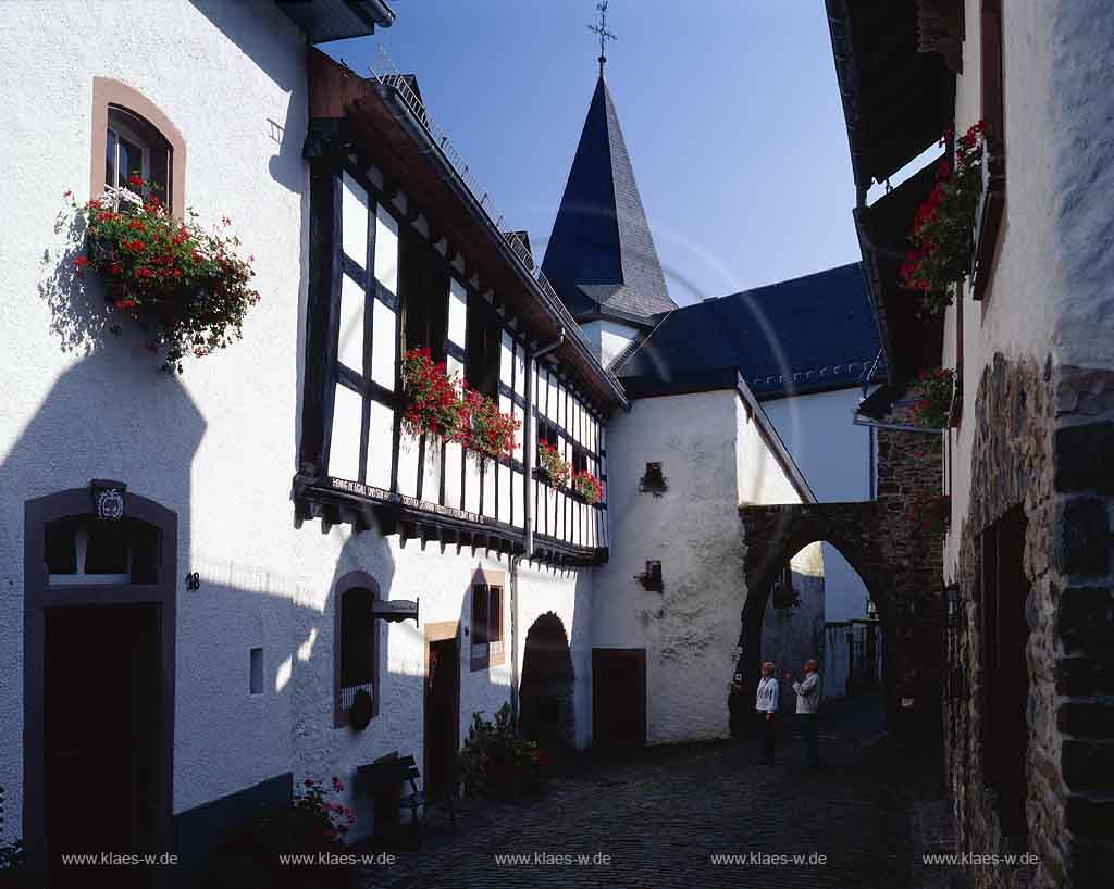 Kronenburg, Dahlem, Keis Euskirchen, Eifel, Blick auf Historische Gebaeude, Gebude mit Sicht auf Kirche