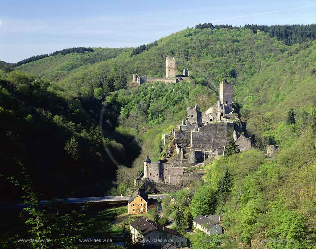 Manderscheid, Landkreis Bernkastel-Wittlich, Eifel, Blick auf Ruine Oberburg, Ruine Niederburg und Landschaft  