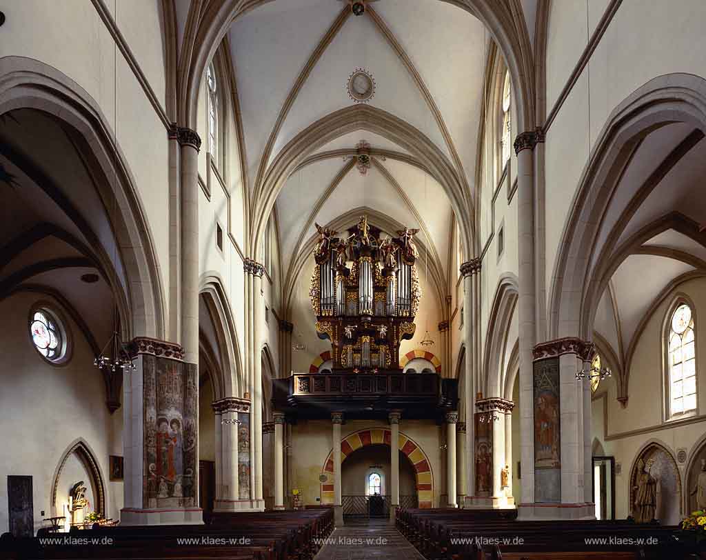 Mnstermaifeld, Landkreis Mayen-Koblenz, Maifeld, Eifel, Blick in Stiftskirche  St. Martin und St. Severus auf Orgel, Orgelpfeifen   