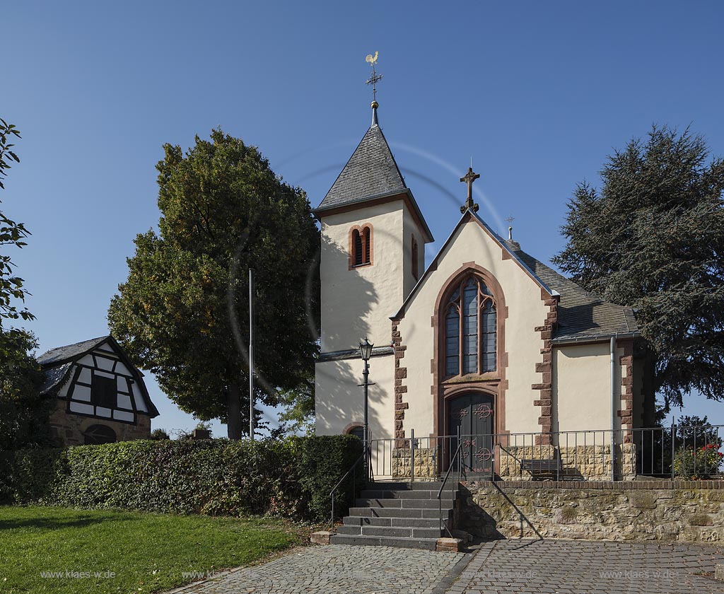 Zuelpich-Merzenich, Kirche St. Severin mit dem aus dem 15. Jahrhundert stammenden Beinhaus; Zuelpich-Merzenich, church St. Severin.