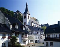 Blankenheim, Kreis Euskirchen, Eifel, Blick auf Pfarrkirche und Fachwerkhaeuser, Fachwerkhuser