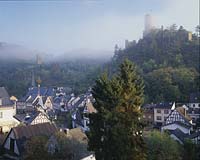 Monreal, Landkreis Mayen-Koblenz, Vordereifel, Eifel, Blick auf Ort und Landschaft in Morgenstimmung    