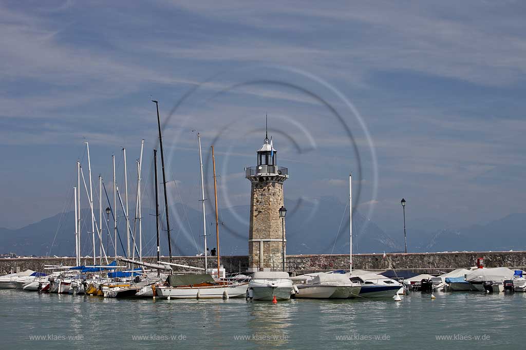 Desenzano, Blick zur Hafenmole mit dem Leuchtturm und anliegenden Segelbooten; Desenzano, view to mole with lighthouse and sailboats.