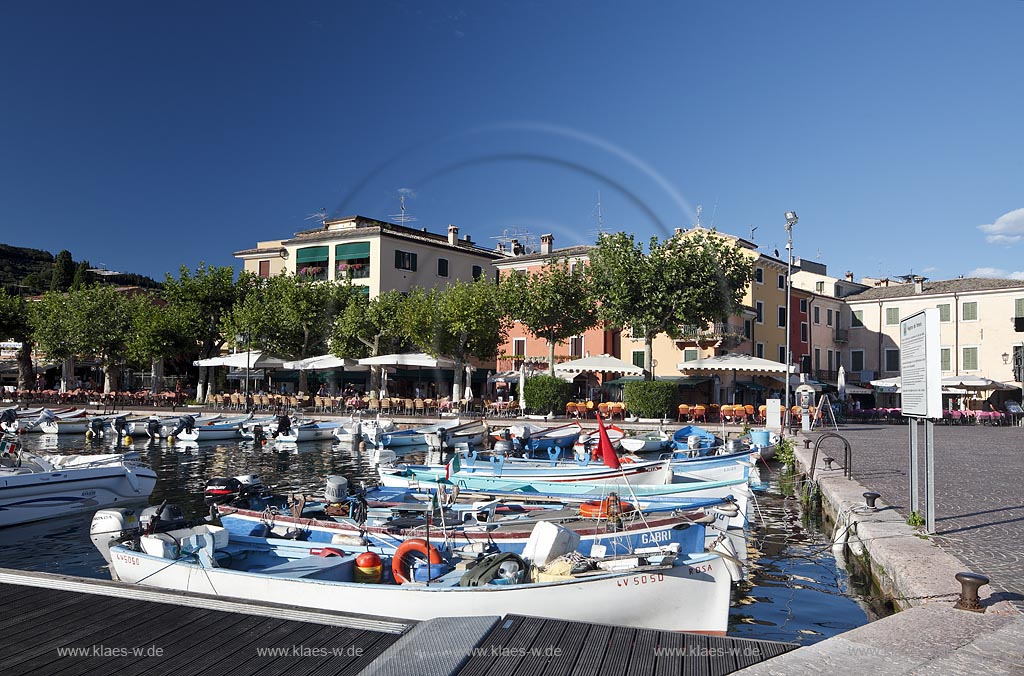 Garda Hafen mit Fischerbooten und dem Piazza Catullo im Hintergrund; Garda port with fishing boats and Piazza Catullo in backgound