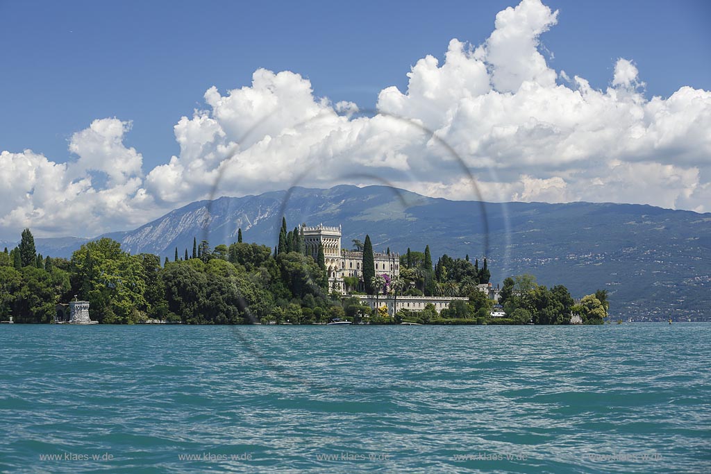 Blick auf "Isola del Garda" mit Villa; View to "Isola del Garda" with mansion.