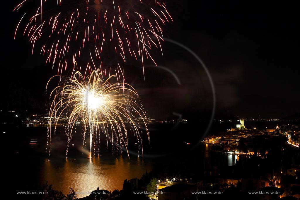 Malcesine jaehrlices traditionelles Feuerwerk zu Ehren der Stadtheiligen, Fuochi di San Anna; Malcesine traditional fireworks, Fuochi di San Anna