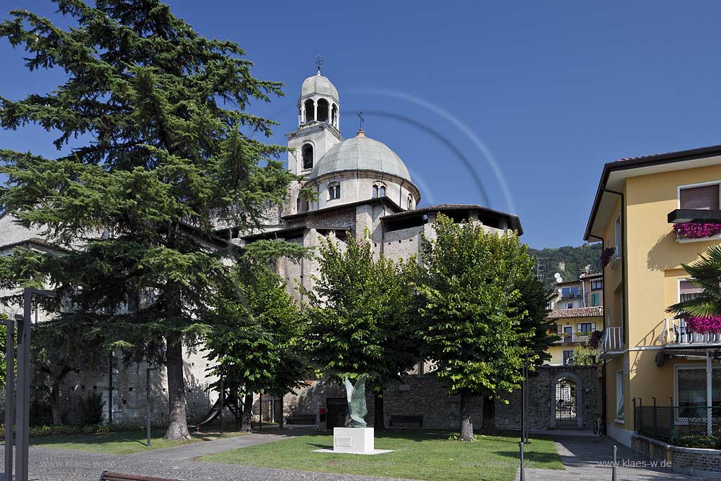 Salo, Blick zum einzigen Dom am Gardasee, dem Santa Maria Annunziata; Salo view onto the dome St. Maria Annunziata. 