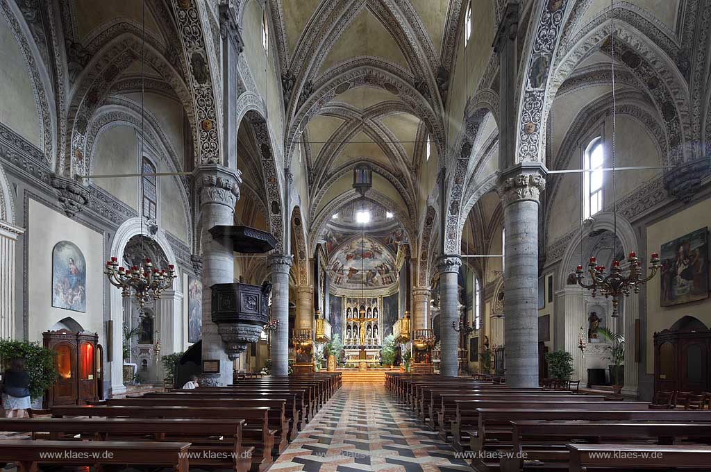 Salo, Blick in den einzigen Dom am Gardasee, dem Santa Maria Annunziata, Richtung Chor mit Altar, Innenaufnahme; Salo interior view of the dome St. Maria Annunziata. 