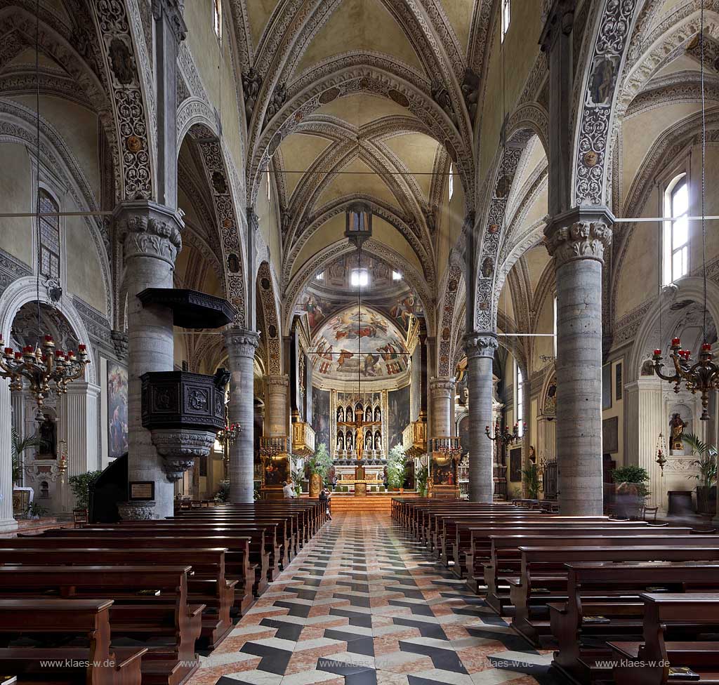 Salo, Blick in den einzigen Dom am Gardasee, dem Santa Maria Annunziata, Richtung Chor mit Altar, Innenaufnahme; Salo interior view of the dome St. Maria Annunziata. 