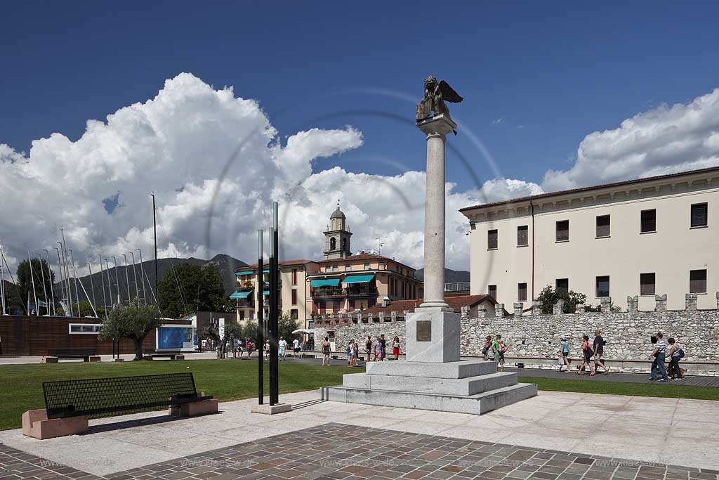 Salo, Saeulendenkmal mit Markusloewe und Gabriele d' Annunzio Inschrift; Salo, memorial with lion of St. Mark and inscription to Gabriele d' Annunzio.
