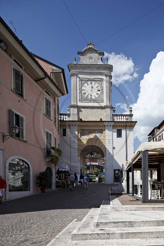 Salo, Uhrenturm mit ehemaligem Stadttor Porta dell Orologio aus dem 15. Jahrhundert; Salo, clocktower with towngate Porta dell Orologio, 15th Century.