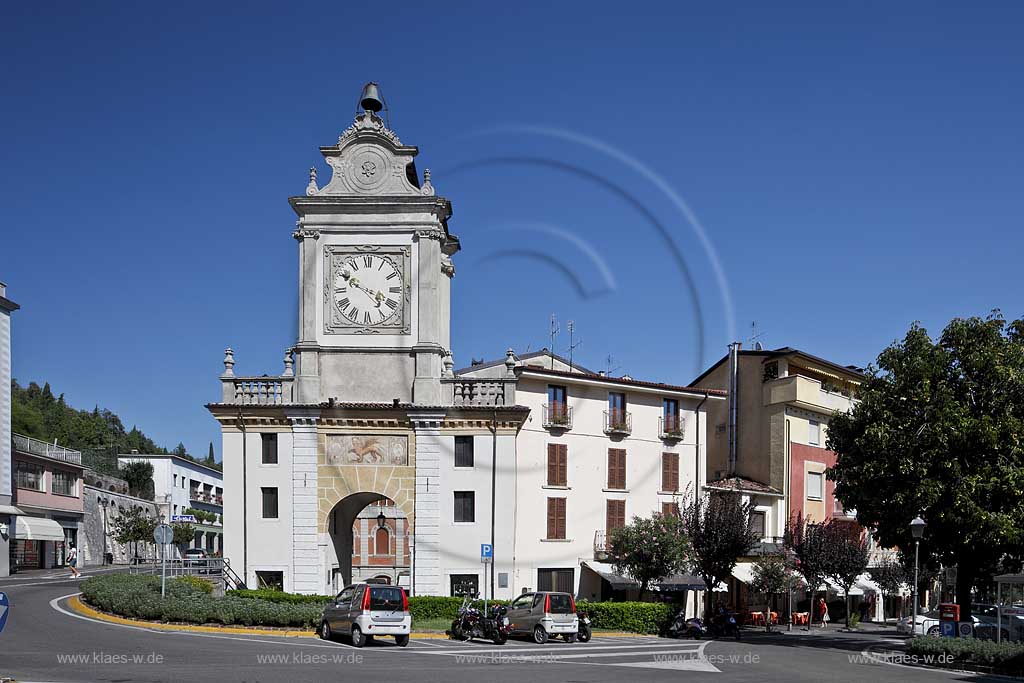 Salo, Uhrenturm mit ehemaligem Stadttor Porta dell Orologio aus dem 15. Jahrhundert; Salo, clocktower with towngate Porta dell Orologio, 15th Century.