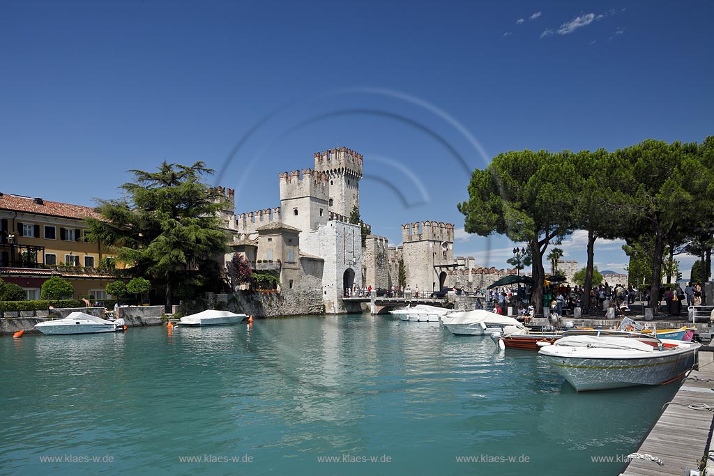 Sirmione, Blick vom Hafen mit Motorbooten zur Scaliger Burg; Sirmione, view from port with with motorboats to the Scaliger castle