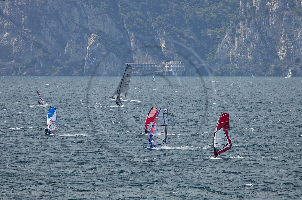 Torbole sul Garda, Surfern auf dem Gardasee bei stuermischem Wind; Torbole sul Garda, Lake Garda with wind surfers, windy