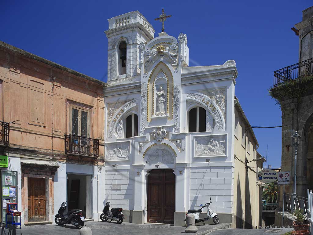 Blick auf die Kirche Chiesa Dell Immacolata  in der Stadt Pizzo in Kalabrien, Vibo Valentia, Italien 