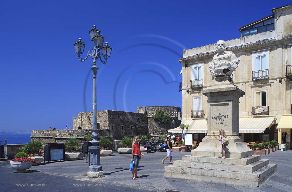 Blick auf die Piazza Della Repubblica mit Sicht auf das Castello Murat und Menschen, Touristen in der Stadt Pizzo in Kalabrien, Vibo Valentia, Italien 