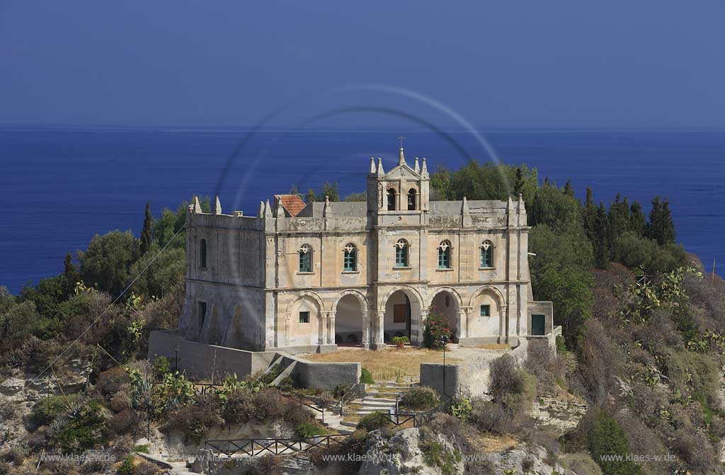 Blick auf die auf einem Felsen gelegene Wallfahrtskirche Chiesa Santa Maria dell'Isola in Tropea, Kalabrien, Italien mit Sicht zum Meer