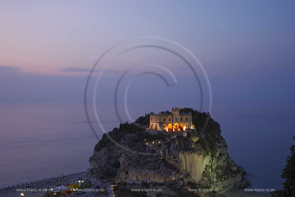 Blick auf die auf einem Felsen gelegene Wallfahrtskirche Chiesa Santa Maria dell'Isola in Tropea, Kalabrien, Italien mit Sicht zum Meer in einer Abendstimmung