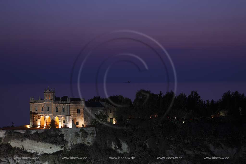 Blick auf die auf einem Felsen gelegene Wallfahrtskirche Chiesa Santa Maria dell'Isola in Tropea, Kalabrien, Italien mit Sicht zum Meer in einer Abendstimmung