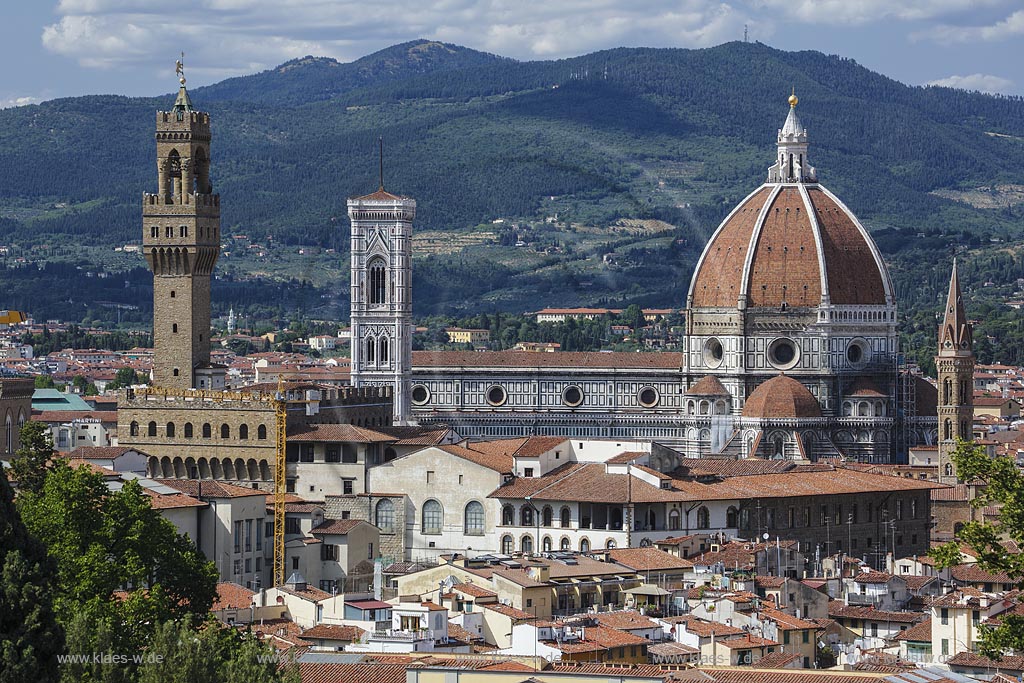 Forenz, Blick auf die Stadt mit Palazzo Veccio links und Dom rechts; Florenz, view to the town with Palazzo Veccio and cathedral.