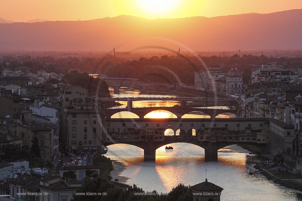  Florenz, Blick vom Piazzale Michelangelo zur beruehmten Bruecke Ponte Veccio mit dem Fluss Arno und traditionellem Langboot auf dem Fluss waehrend dem Sonnenuntergang; Florence, view from square piazzale Michelangelo onto bridge Ponte Veccio with river Arno and traditional barchetto during sundown.