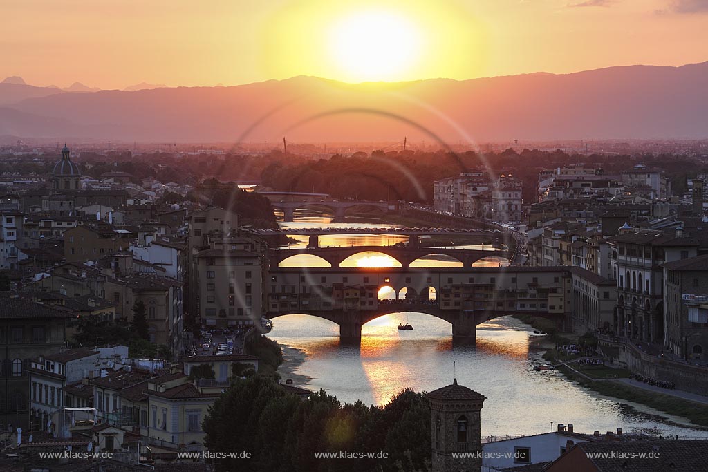  Florenz, Blick vom Piazzale Michelangelo zur beruehmten Bruecke Ponte Veccio mit dem Fluss Arno und traditionellem Langboot auf dem Fluss waehrend dem Sonnenuntergang; Florence, view from square piazzale Michelangelo onto bridge Ponte Veccio with river Arno and traditional barchetto during sundown.