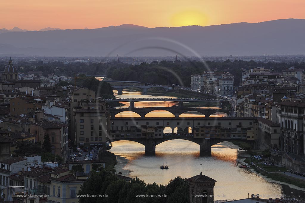  Florenz, Blick vom Piazzale Michelangelo zur beruehmten Bruecke Ponte Veccio mit dem Fluss Arno und traditionellem Langboot auf dem Fluss waehrend dem Sonnenuntergang; Florence, view from square piazzale Michelangelo onto bridge Ponte Veccio with river Arno and traditional barchetto during sundown.