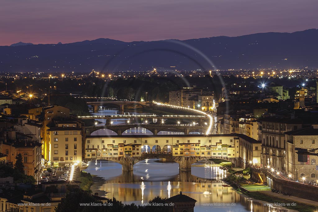  Florenz, Blick vom Piazzale Michelangelo zur beruehmten Bruecke Ponte Veccio mit dem Fluss Arno zur blauen Stunde; Florence, view from square piazzale Michelangelo onto bridge Ponte Veccio with river Arno at blue hour.