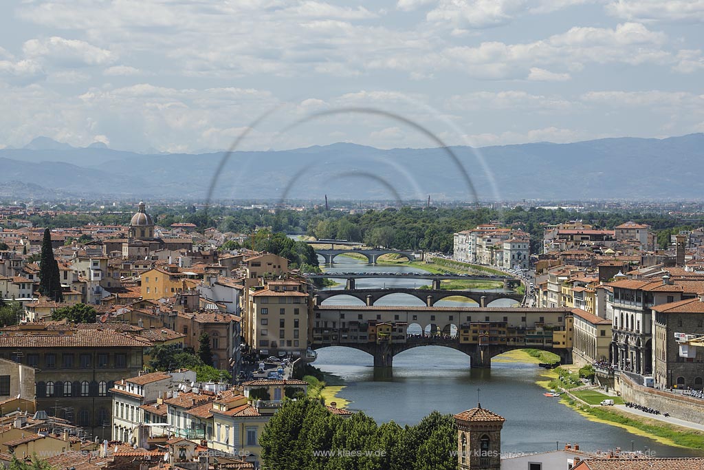  Florenz, Blick vom Piazzale Michelangelo zur beruehmten Bruecke Ponte Veccio mit dem Fluss Arno; Florence, view from square piazzale Michelangelo onto bridge Ponte Veccio with river Arno