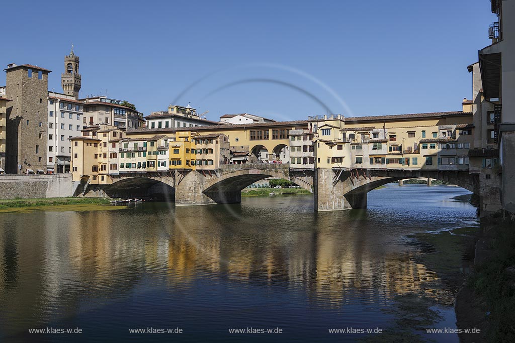  Florenz, Blick vom Piazzale Michelangelo zur beruehmten Bruecke Ponte Veccio mit dem Fluss Arno; Florence, view from square piazzale Michelangelo onto bridge Ponte Veccio with river Arno