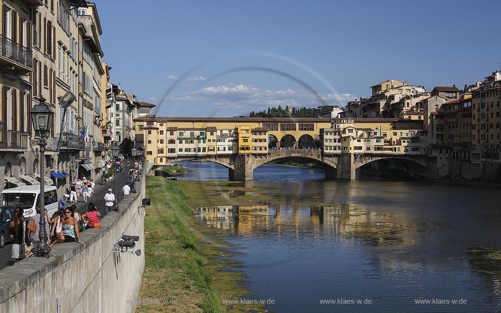  Florenz, Blick vom Piazzale Michelangelo zur beruehmten Bruecke Ponte Veccio mit dem Fluss Arno; Florence, view from square piazzale Michelangelo onto bridge Ponte Veccio with river Arno