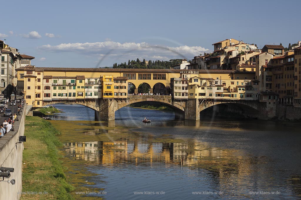  Florenz, Blick vom Piazzale Michelangelo zur beruehmten Bruecke Ponte Veccio mit dem Fluss Arno und traditionellem Langboot auf dem Fluss; Florence, view from square piazzale Michelangelo onto bridge Ponte Veccio with river Arno and traditional barchetto.