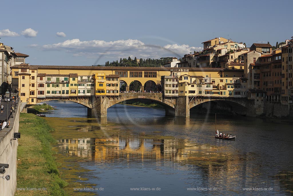  Florenz, Blick vom Piazzale Michelangelo zur beruehmten Bruecke Ponte Veccio mit dem Fluss Arno und traditionellem Langboot auf dem Fluss; Florence, view from square piazzale Michelangelo onto bridge Ponte Veccio with river Arno and traditional barchetto.