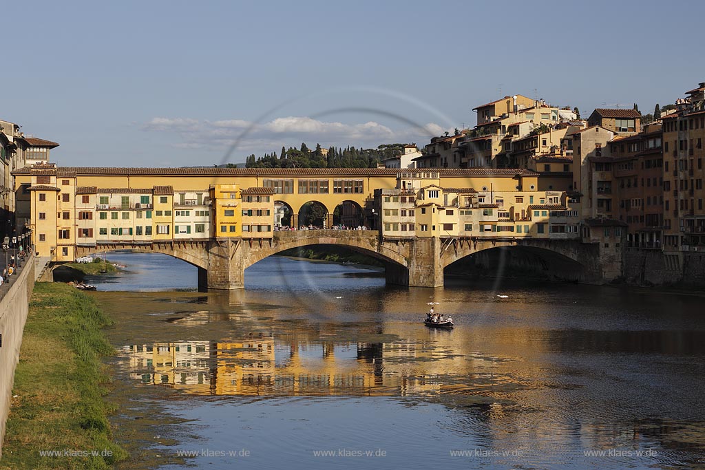  Florenz, Blick vom Piazzale Michelangelo zur beruehmten Bruecke Ponte Veccio mit dem Fluss Arno und traditionellem Langboot auf dem Fluss; Florence, view from square piazzale Michelangelo onto bridge Ponte Veccio with river Arno and traditional barchetto.