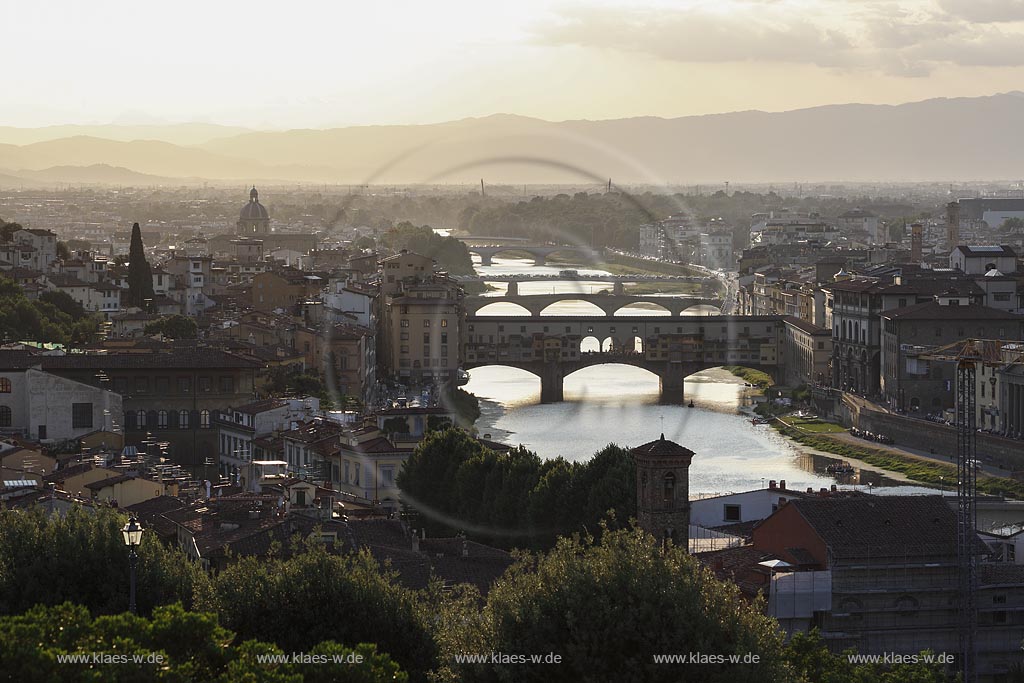  Florenz, Blick vom Piazzale Michelangelo zur beruehmten Bruecke Ponte Veccio mit dem Fluss Arno; Florence, view from square piazzale Michelangelo onto bridge Ponte Veccio with river Arno.